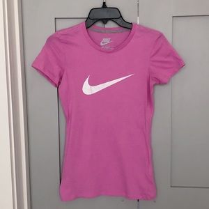 Pink Nike short sleeve T-shirt